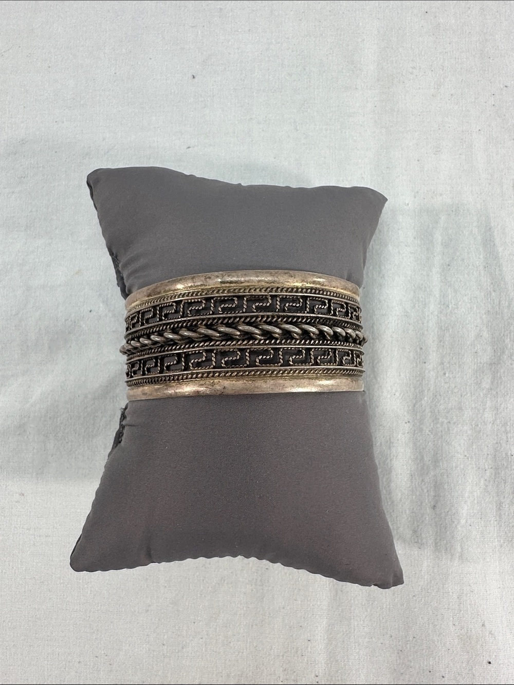Cuff Bracelet Scroll Silver 925 or 565? Signed HIO 31.7 Grams Vtg? Sz 7 3/4" - Picture 4 of 10